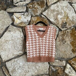 Women's Houndstooth Sweater Vest - Tan and White